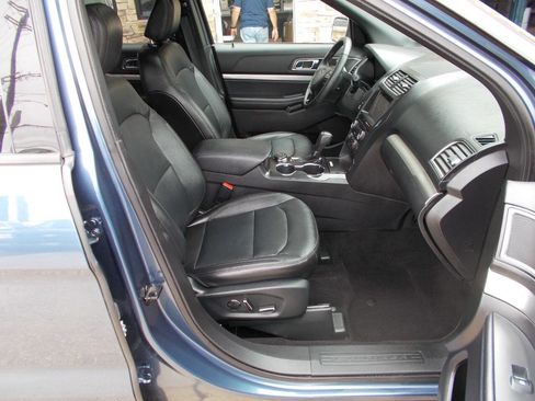 Used 2018 Ford Explorer XLT w/ Equipment Group 202A AWD/4WD image 18