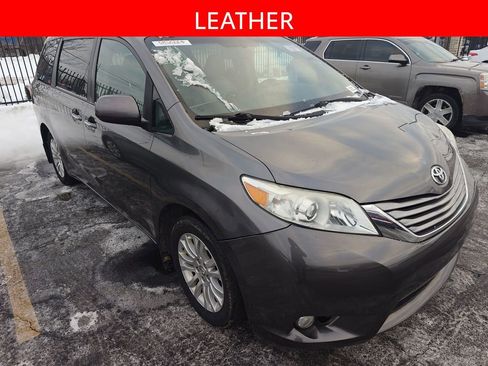 Used 2017 Toyota Sienna XLE image 3