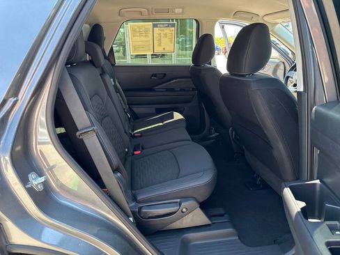 Used 2025 Nissan Pathfinder SV FWD image 32