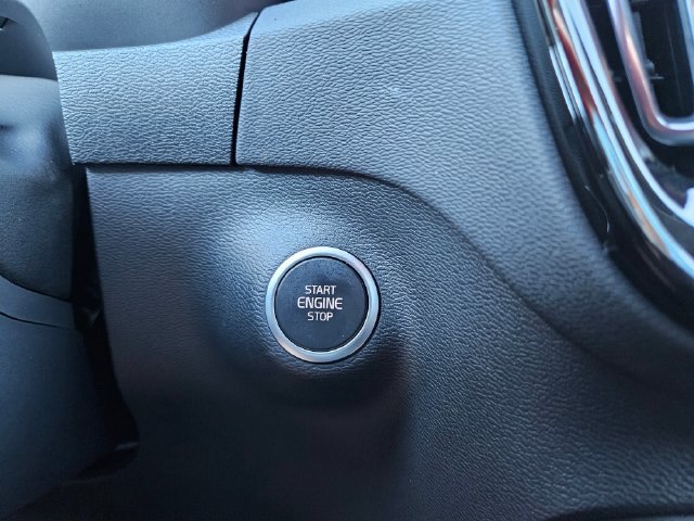 Certified 2024 Volvo XC40 B5 Plus w/ Protection Package Premier AWD/4WD image 33