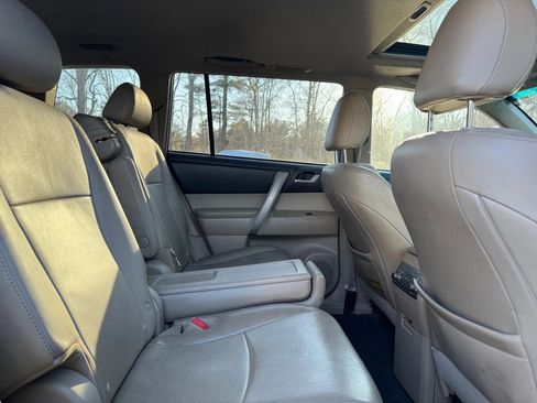 Used 2011 Toyota Highlander SE w/ Tow Pkg image 11