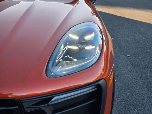 Certified 2025 Porsche Macan image 12