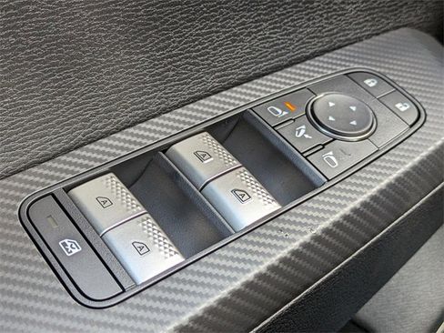 New 2025 Mitsubishi Outlander SE image 28