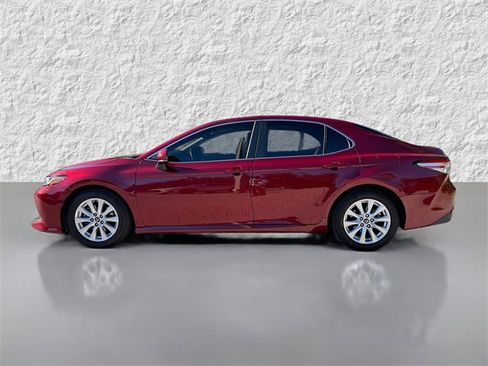 Used 2018 Toyota Camry XLE image 6