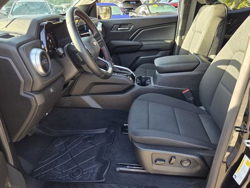 Used 2025 Chevrolet Colorado LT RWD image 13