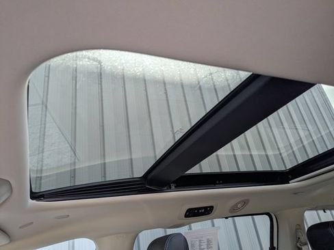 Used 2023 Chrysler Pacifica Limited FWD image 3