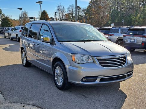 Used 2016 Chrysler Town & Country Limited w/ Trailer Tow Group image 4