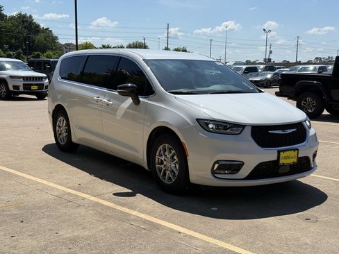 New 2026 Chrysler Pacifica Select image 2
