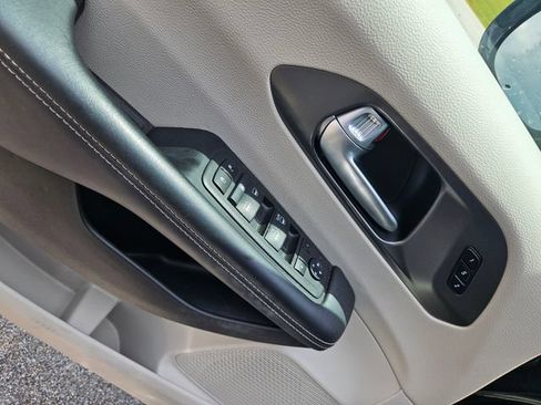 Used 2024 Chrysler Pacifica Touring-L FWD image 11