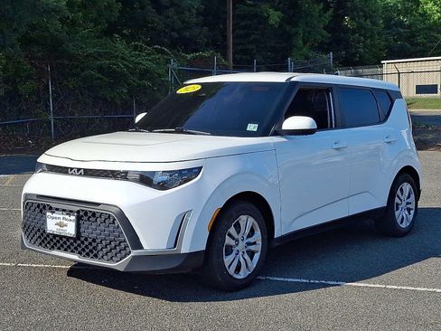 Used 2023 Kia Soul LX FWD image 3