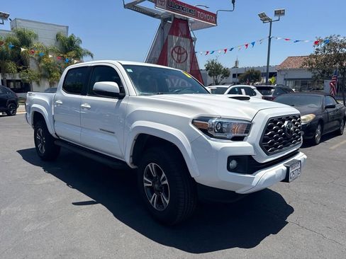 Used 2017 Toyota Tacoma 2WD Double Cab image 2