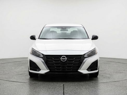 Used 2025 Nissan Altima 2.5 SV FWD image 2