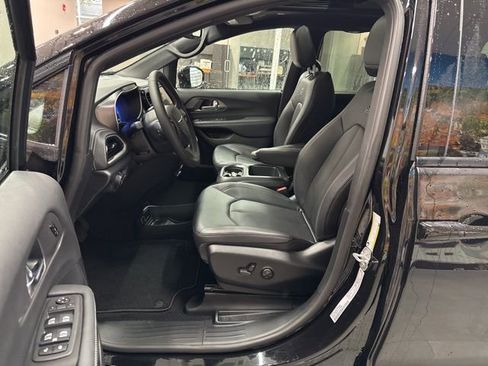 New 2026 Chrysler Pacifica Select w/ S Appearance Package image 23
