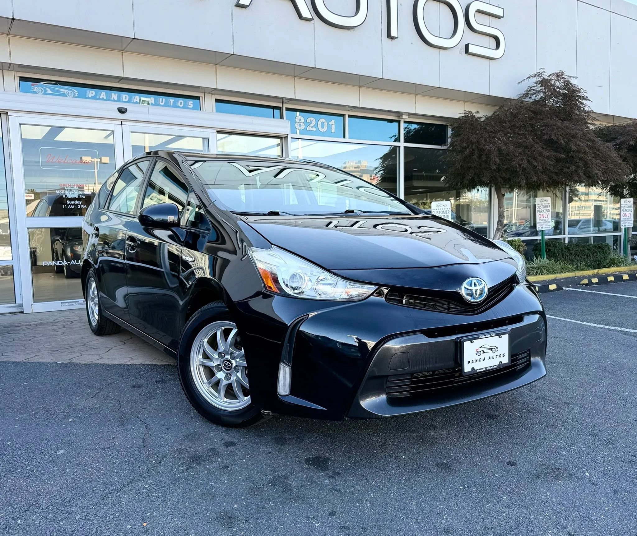 Used 2017 Toyota Prius V Four w/ Carpet Mat Package FWD image 1