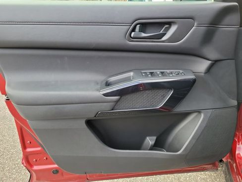 Used 2026 Nissan Pathfinder SV image 18