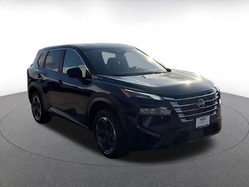 Used 2025 Nissan Rogue SV image 3