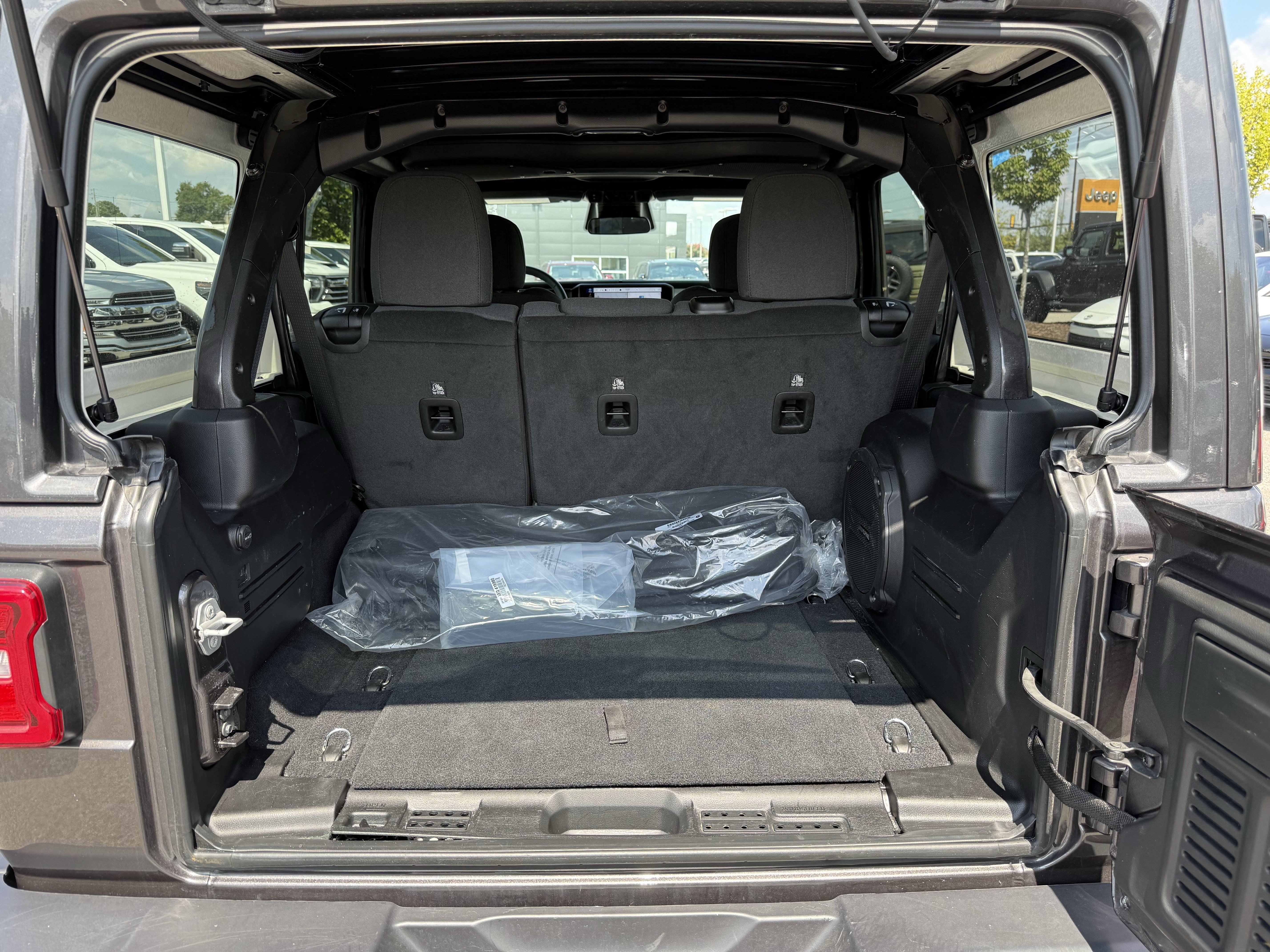 Used 2026 Jeep Wrangler Unlimited Sahara AWD/4WD image 33