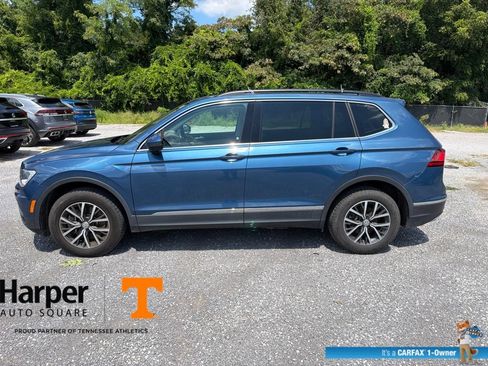 Used 2020 Volkswagen Tiguan SE w/ Panoramic Sunroof Package FWD image 2