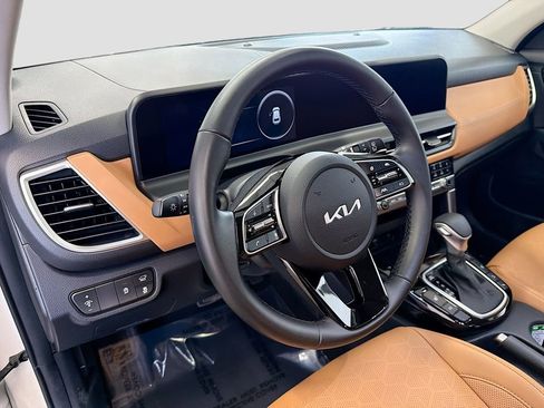 Used 2025 Kia Seltos EX w/ EX Sunroof Package image 11