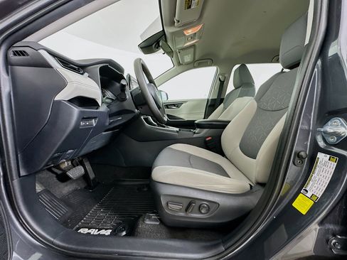 Used 2020 Toyota RAV4 XLE image 13