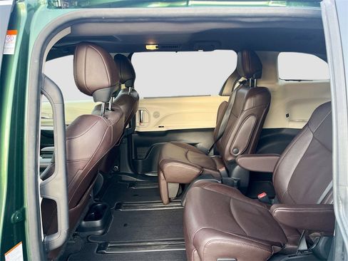 Used 2024 Toyota Sienna Platinum image 26