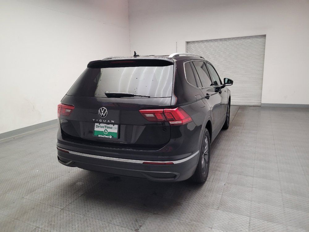 Used 2023 Volkswagen Tiguan SE w/ Panoramic Sunroof Package FWD image 7