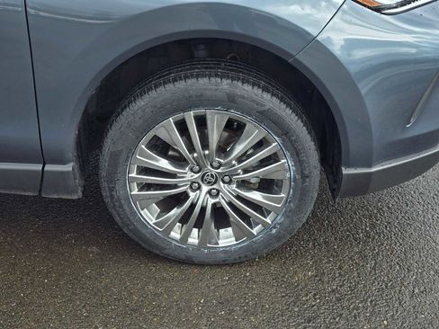 Used 2023 Toyota Venza XLE image 9