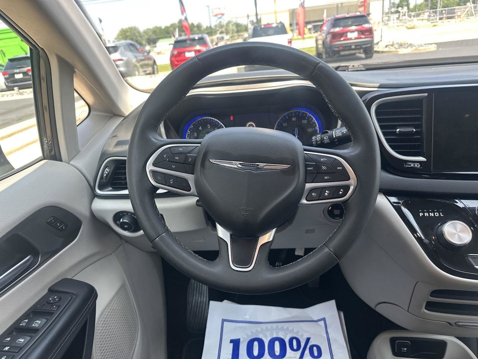 Used 2023 Chrysler Pacifica Touring-L FWD image 31