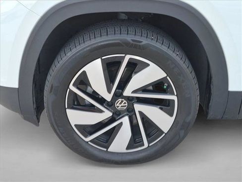 Used 2024 Volkswagen Atlas SE w/ Panoramic Sunroof Package FWD image 6