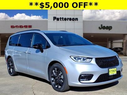 New 2026 Chrysler Pacifica Select w/ S Appearance Package