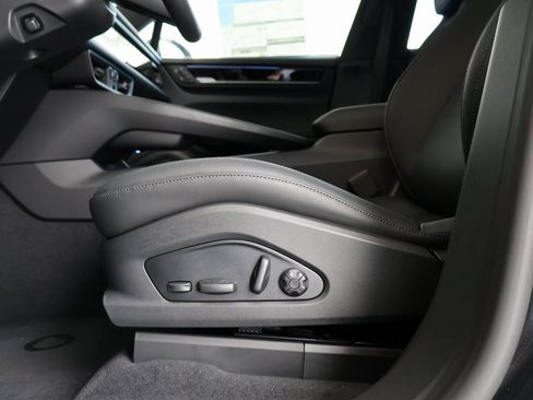 New 2025 Porsche Macan 4S Electric image 39