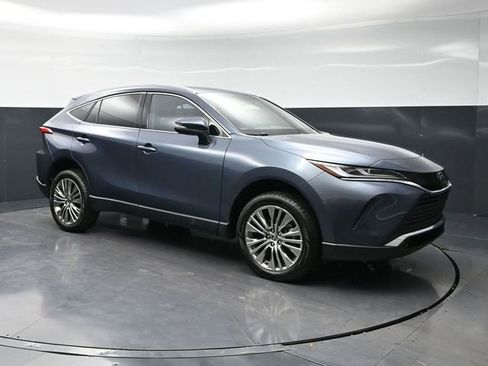 Used 2024 Toyota Venza XLE AWD/4WD image 3