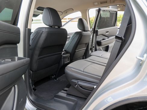 Used 2025 Nissan Pathfinder SL AWD/4WD image 36