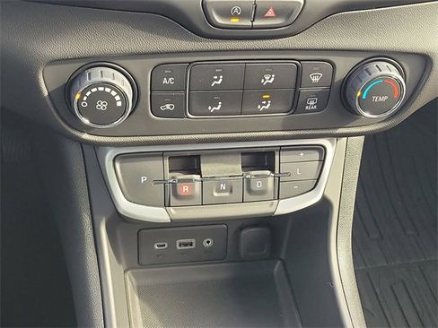 Used 2024 GMC Terrain SLE w/ Elevation Edition image 30