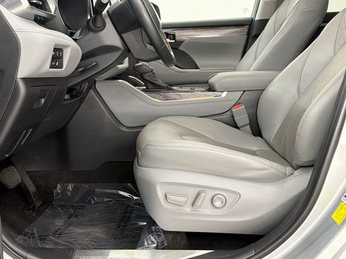 Used 2023 Toyota Highlander Platinum FWD image 5