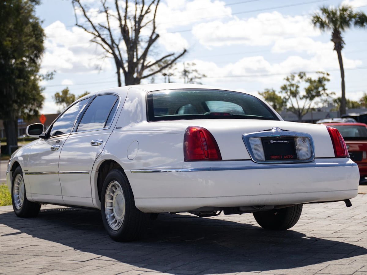 Used 2000 Lincoln Town Car Executive RWD image 9