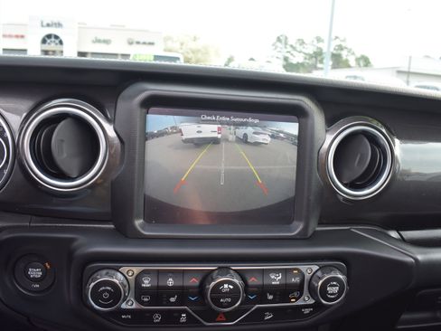 Used 2019 Jeep Wrangler Unlimited Sahara image 18