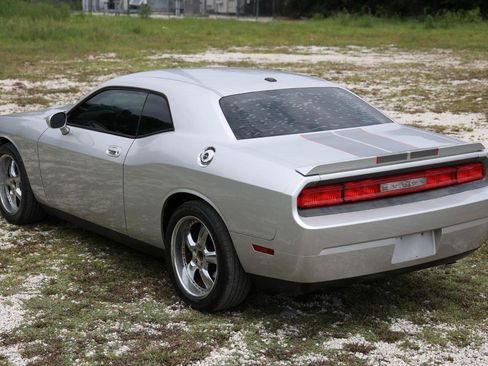 Used 2010 Dodge Challenger SE RWD image 5