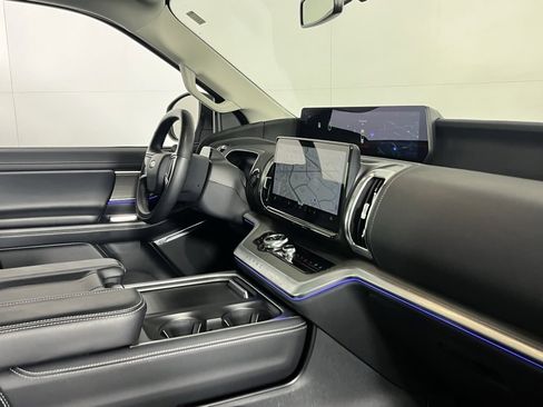 Used 2025 Ford Expedition Platinum image 35