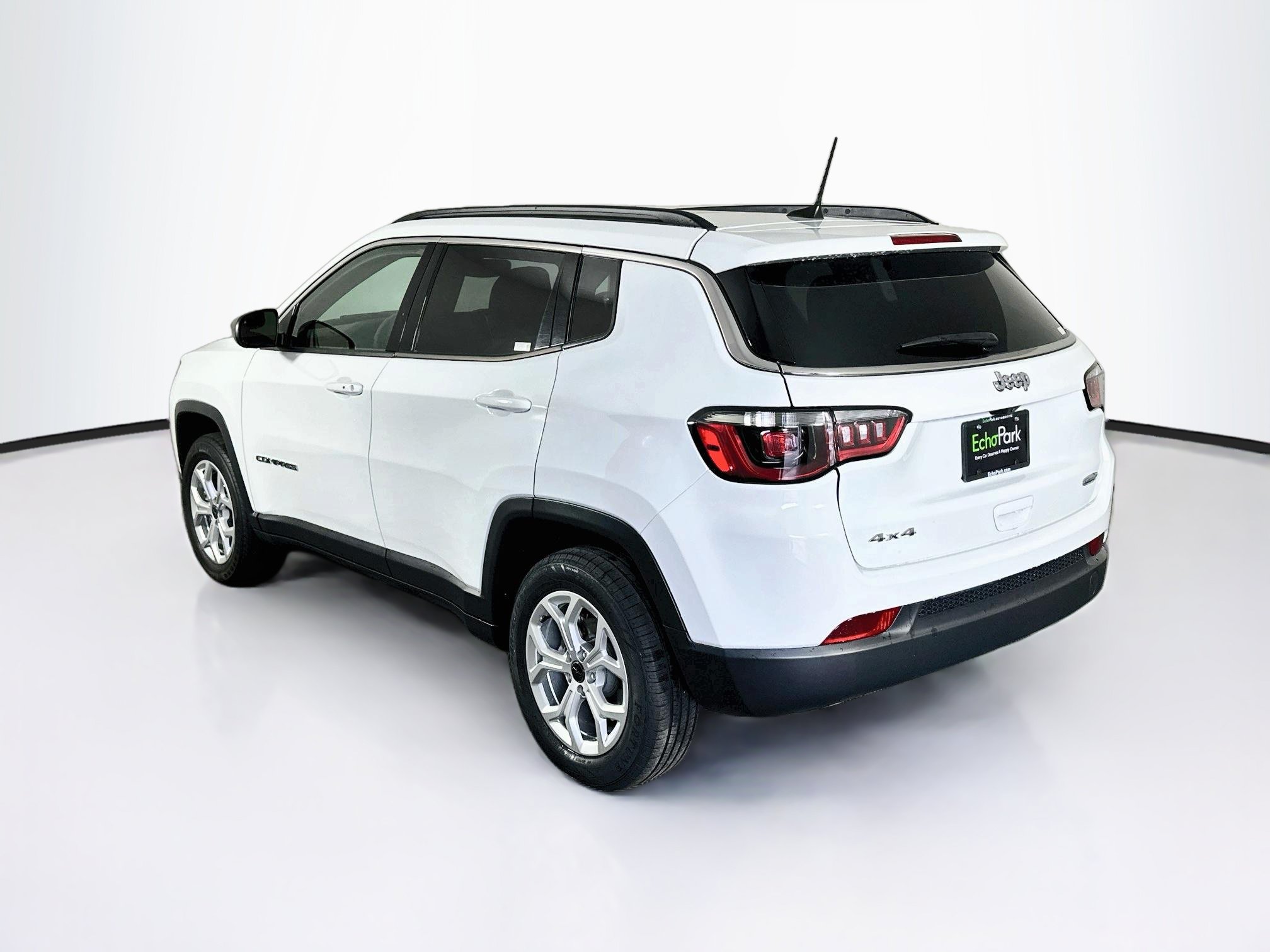 Used 2025 Jeep Compass Latitude w/ Sun & Sound Group AWD/4WD image 5
