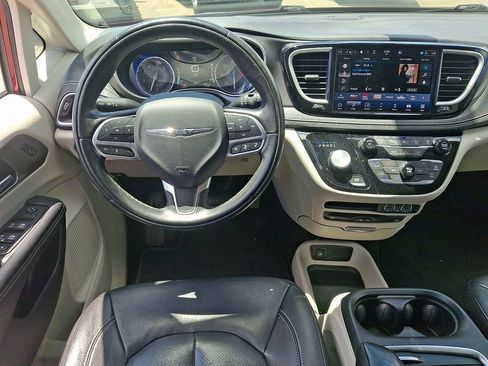 Used 2022 Chrysler Pacifica Touring-L w/ Uconnect Theater Family Group AWD/4WD image 11