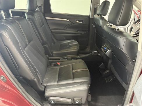 Used 2018 Toyota Highlander SE image 23