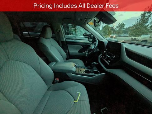 Used 2023 Toyota Highlander LE AWD/4WD image 10