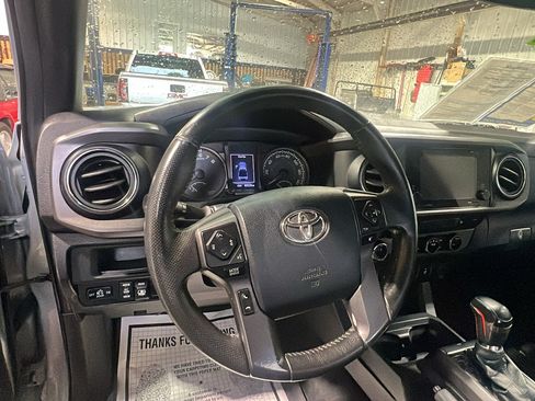 Used 2017 Toyota Tacoma TRD Pro AWD/4WD image 14