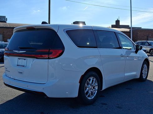 Used 2024 Chrysler Pacifica Touring-L image 4