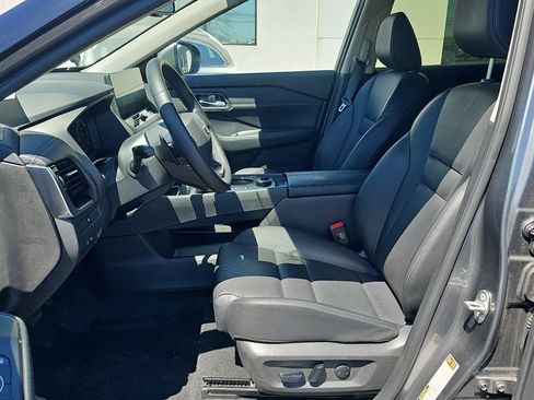 Used 2025 Nissan Rogue SL AWD/4WD image 7