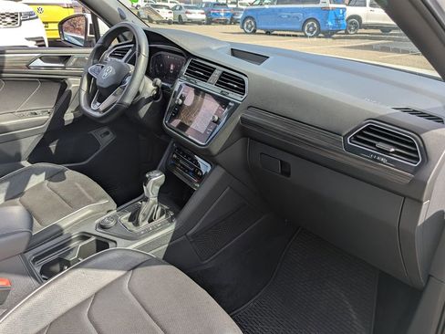 Certified 2022 Volkswagen Tiguan SEL R-Line AWD/4WD image 36