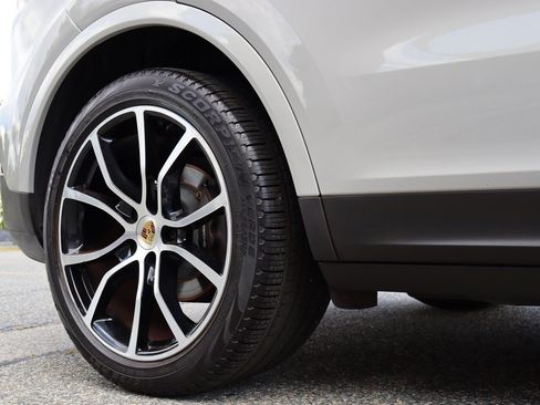 Used 2022 Porsche Cayenne Platinum Edition w/ Premium Package Plus AWD/4WD image 22