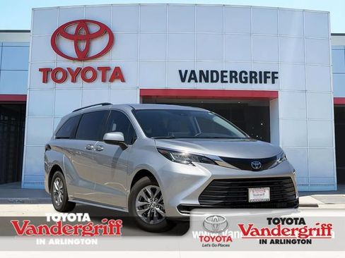 Used 2022 Toyota Sienna LE FWD image 1