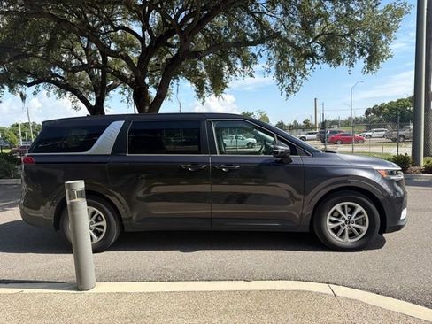 Used 2024 Kia Carnival LX FWD image 3